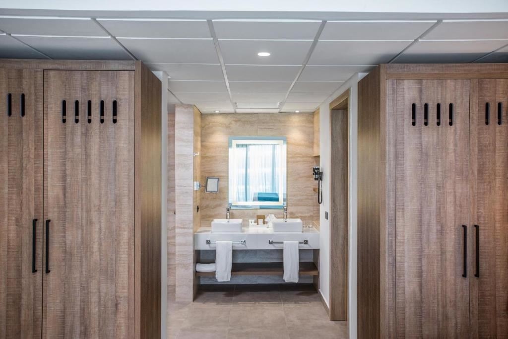 rooms-luxury-master-suite