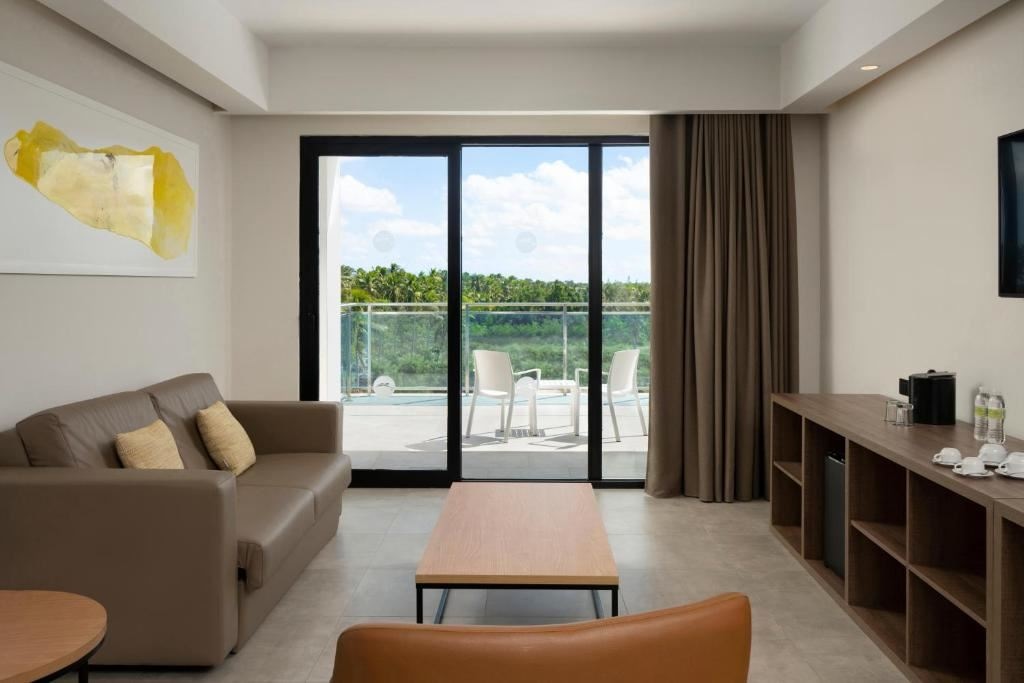 rooms-luxury-master-suite