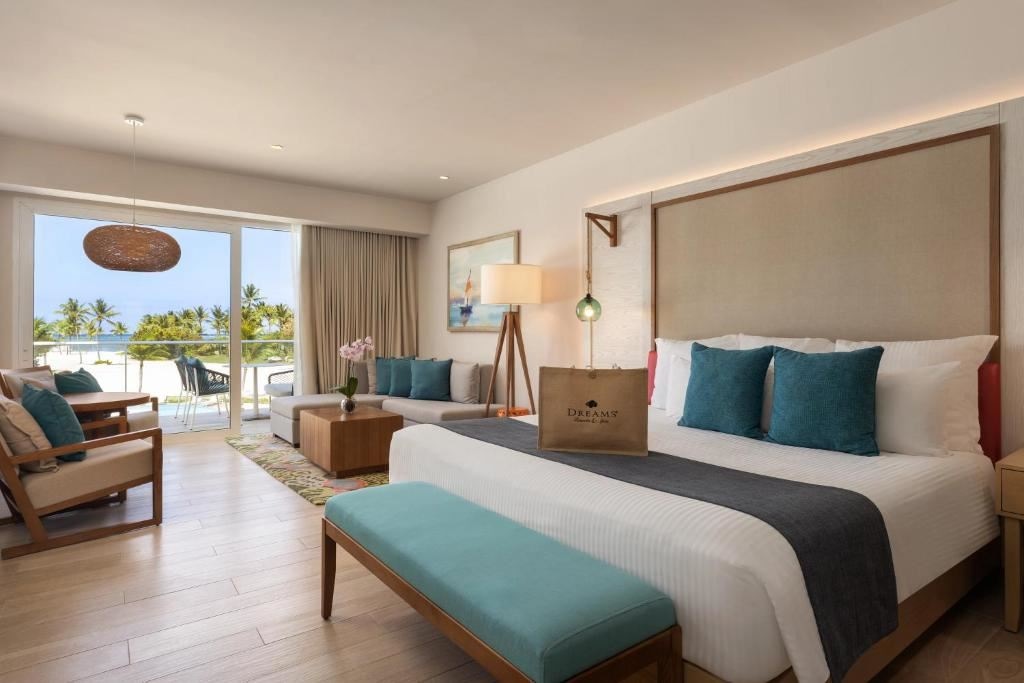 rooms-preferred-club-junior-suite-ocean-front