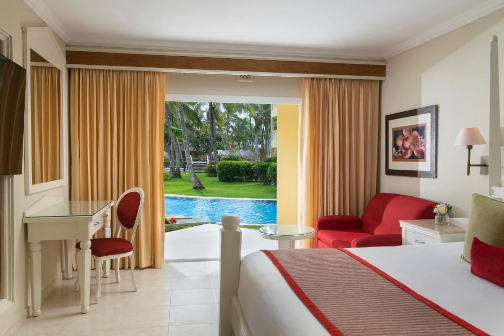 rooms-standard-pool-walk-out-1-king-bed-tropical-view