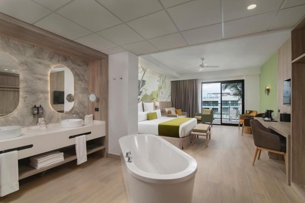 rooms-junior-suite-pool-view