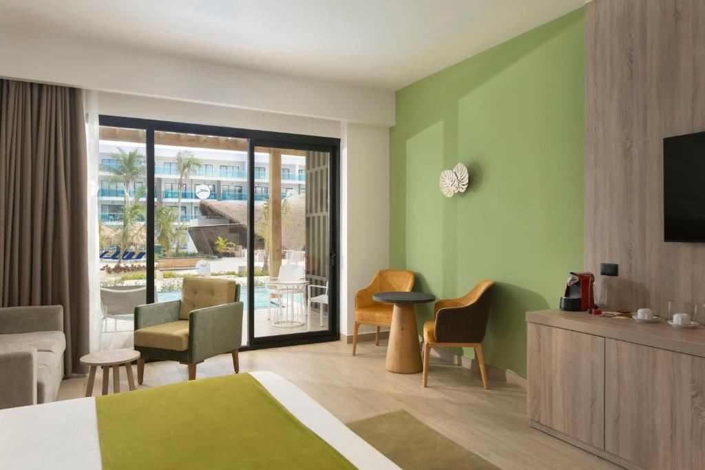 rooms-junior-suite-swim-out-pool-view