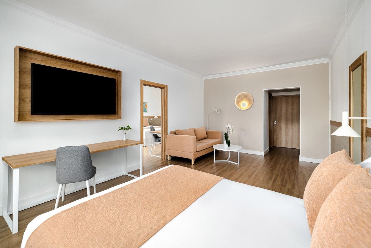 rooms-deluxe-family-room