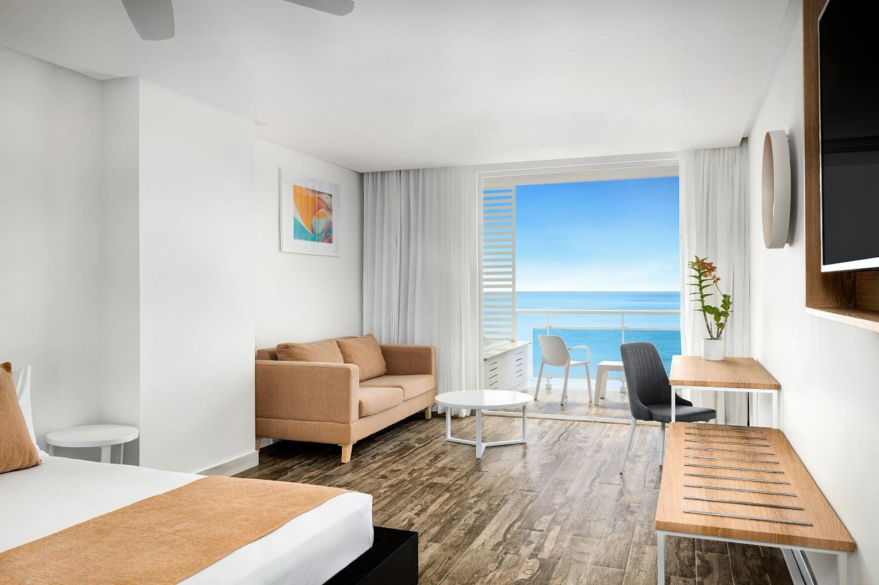 rooms-deluxe-family-room