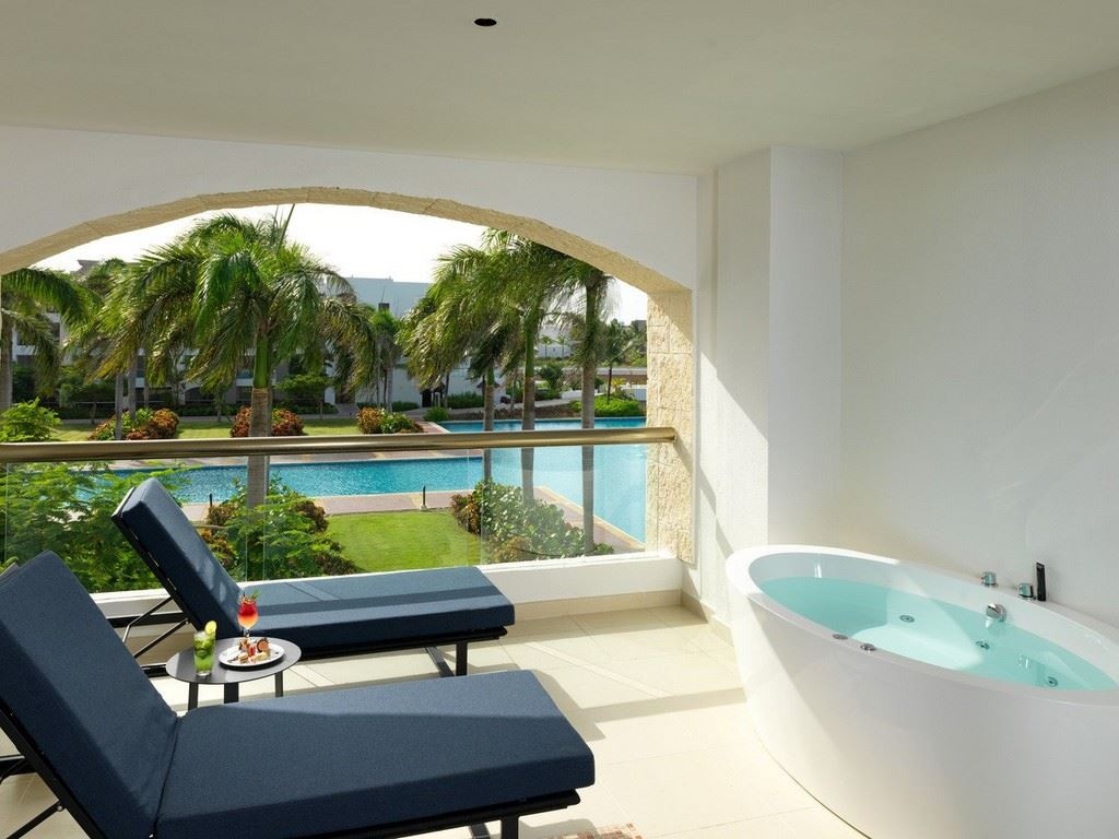 rooms-islander-junior-suite-two-king-beds--sofa-bed