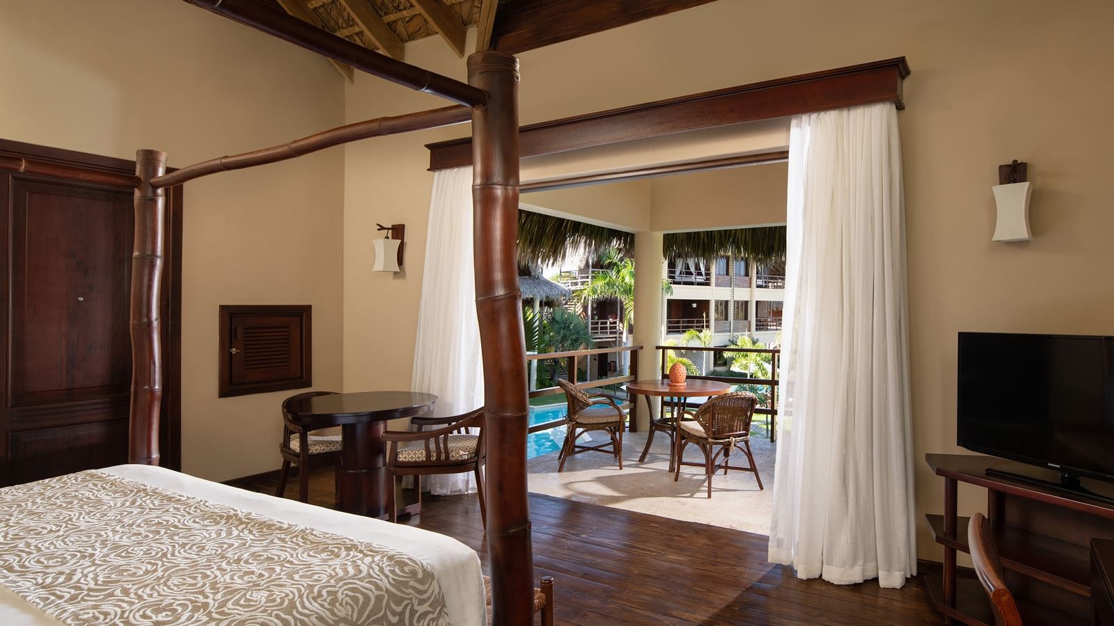 rooms-junior-suite-pool-view