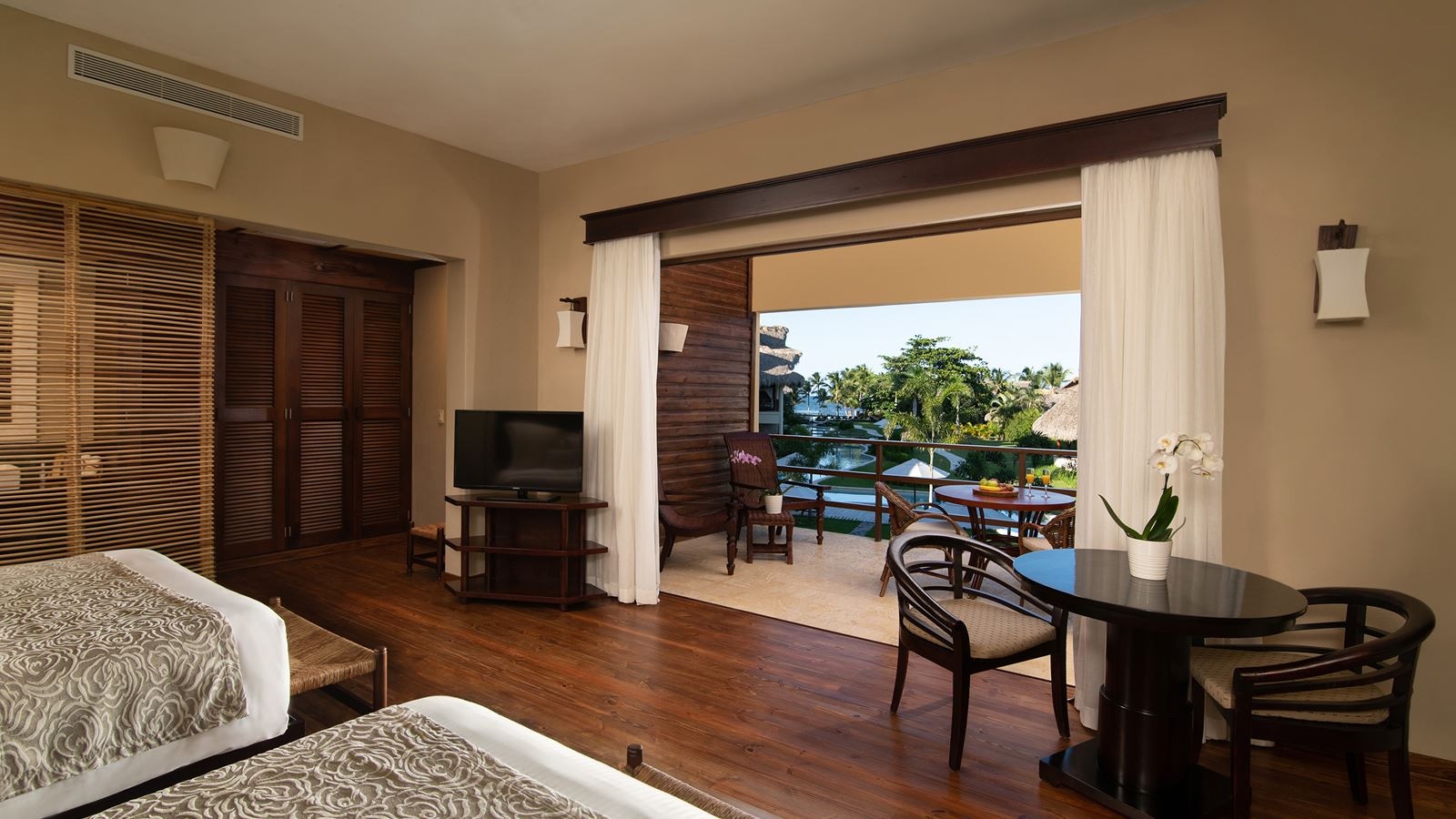 rooms-junior-suite-pool-view