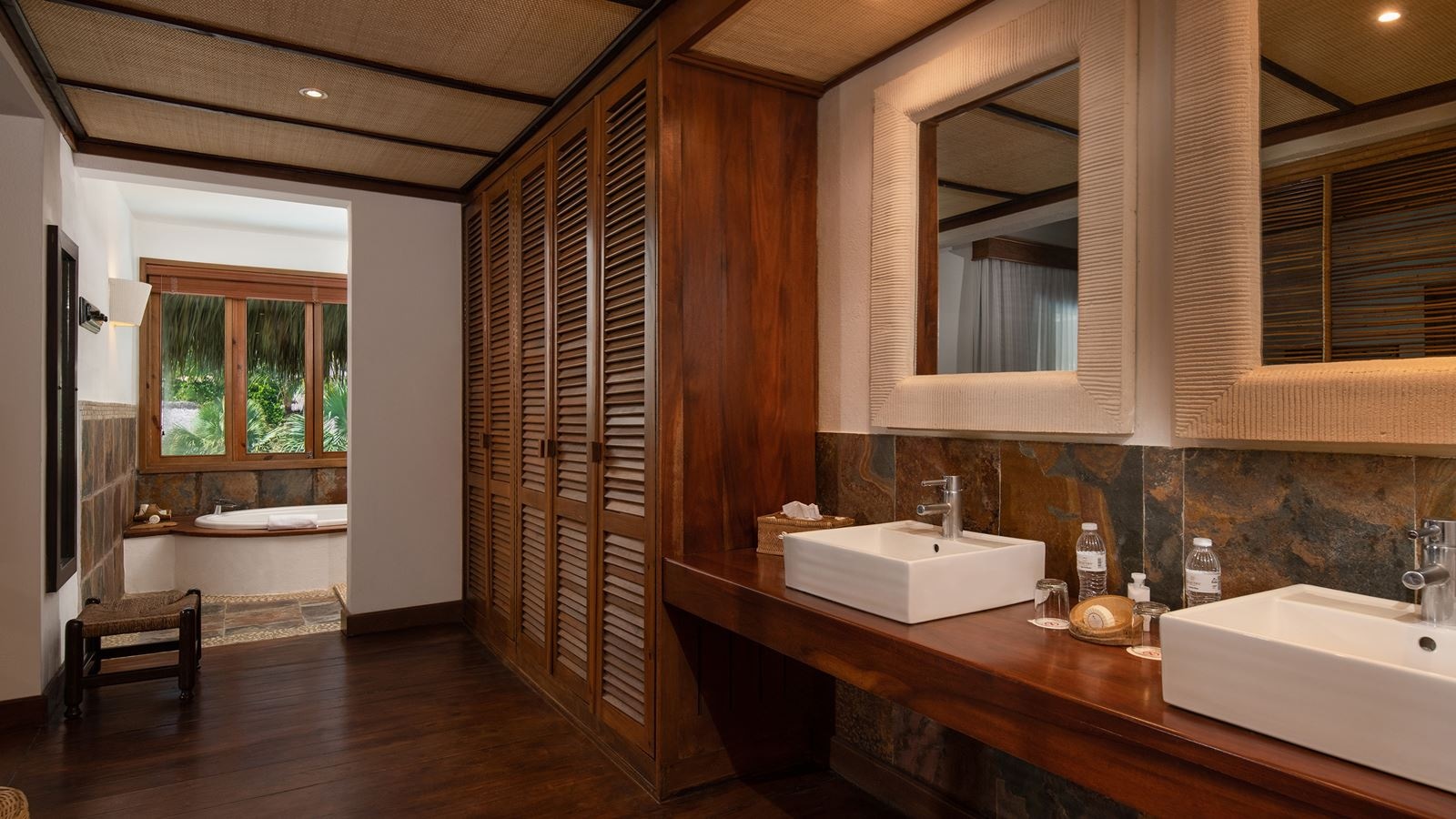 rooms-junior-suite-pool-view