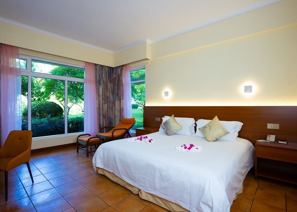 rooms-elegant-garden-view-twin--queen-bed