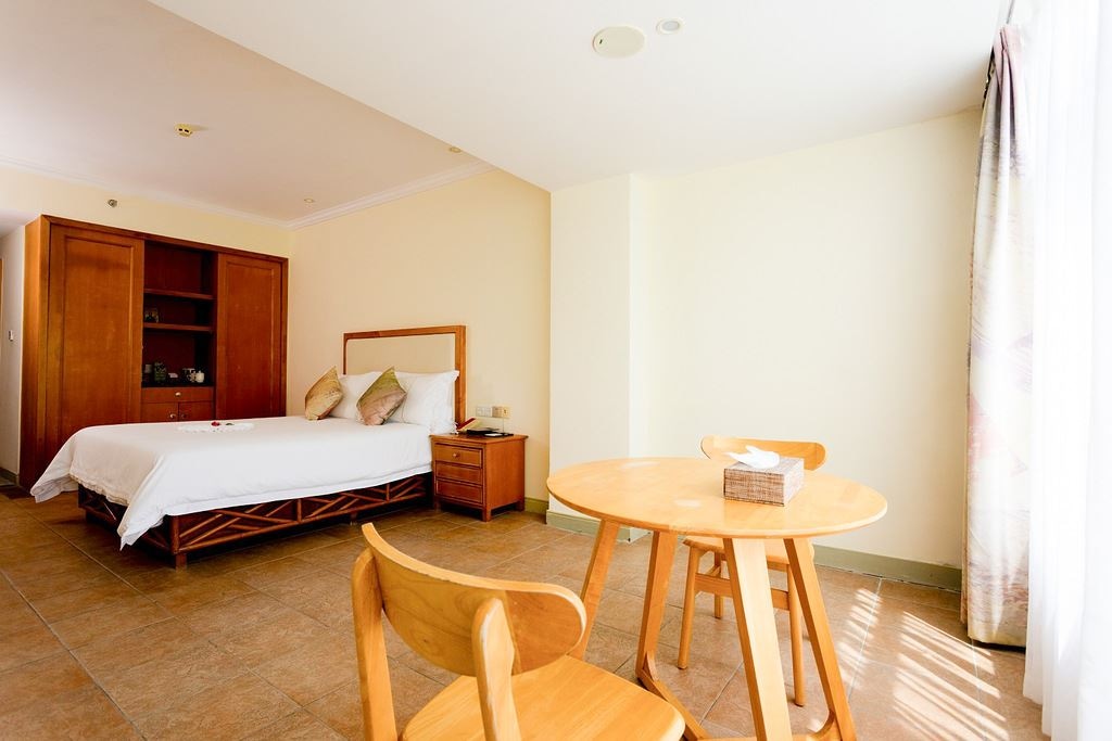 rooms-elegant-garden-view-twin--queen-bed