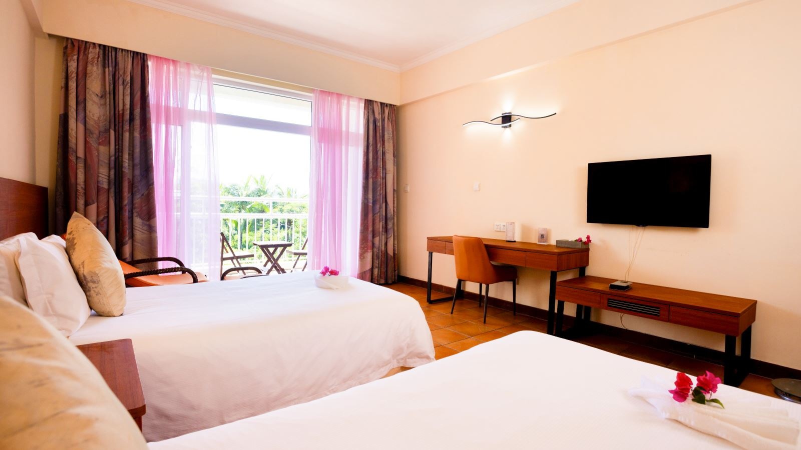 rooms-garden-view-room-with-balcony-twin--queen-bed