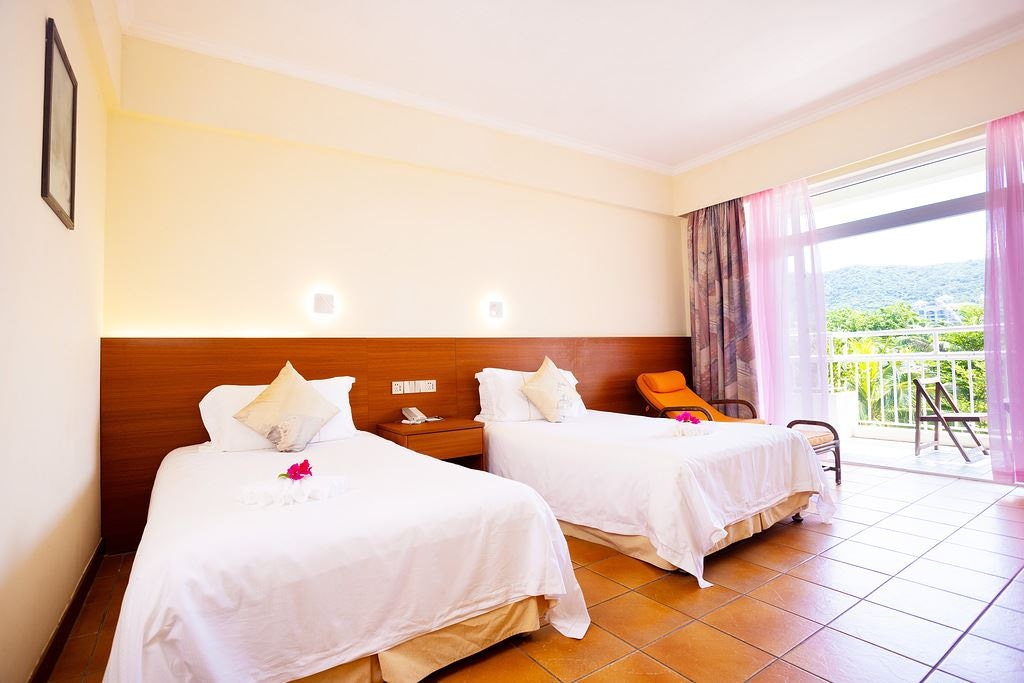 rooms-garden-view-room-with-balcony-twin--queen-bed