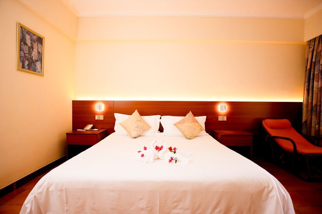 rooms-pool-view-room-twin--queen-bed