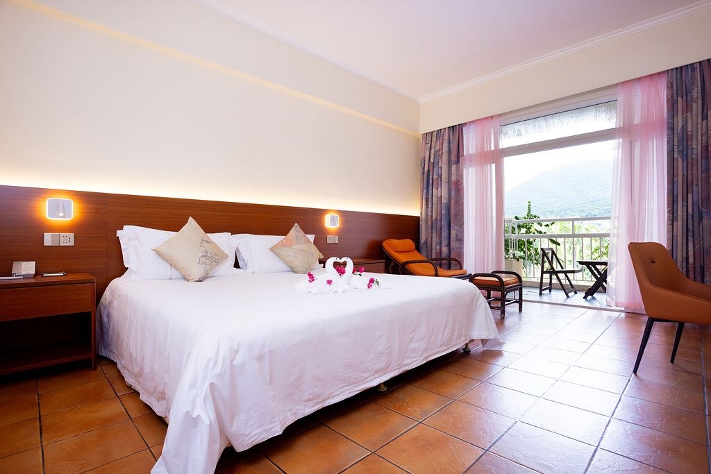 rooms-pool-view-room-twin--queen-bed