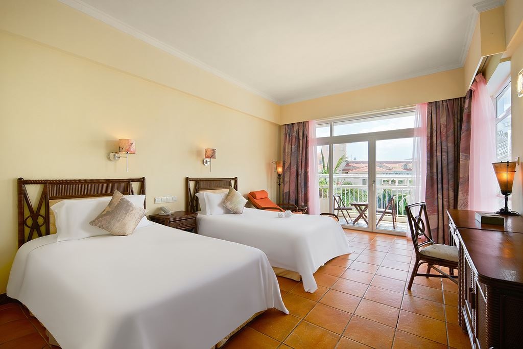 rooms-lake-view-room