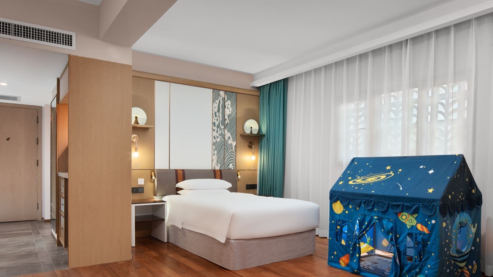 rooms-family-room-for-3-people-area-1