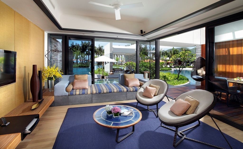 rooms-king-bedroom-villa-outdoor-living-area