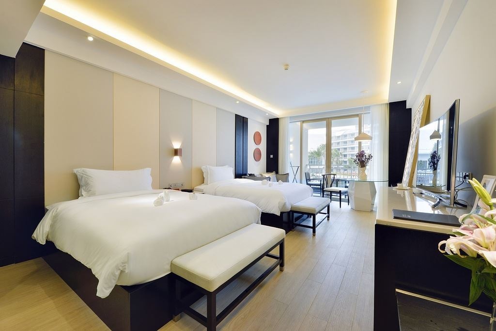 rooms-premier-pool-view-room