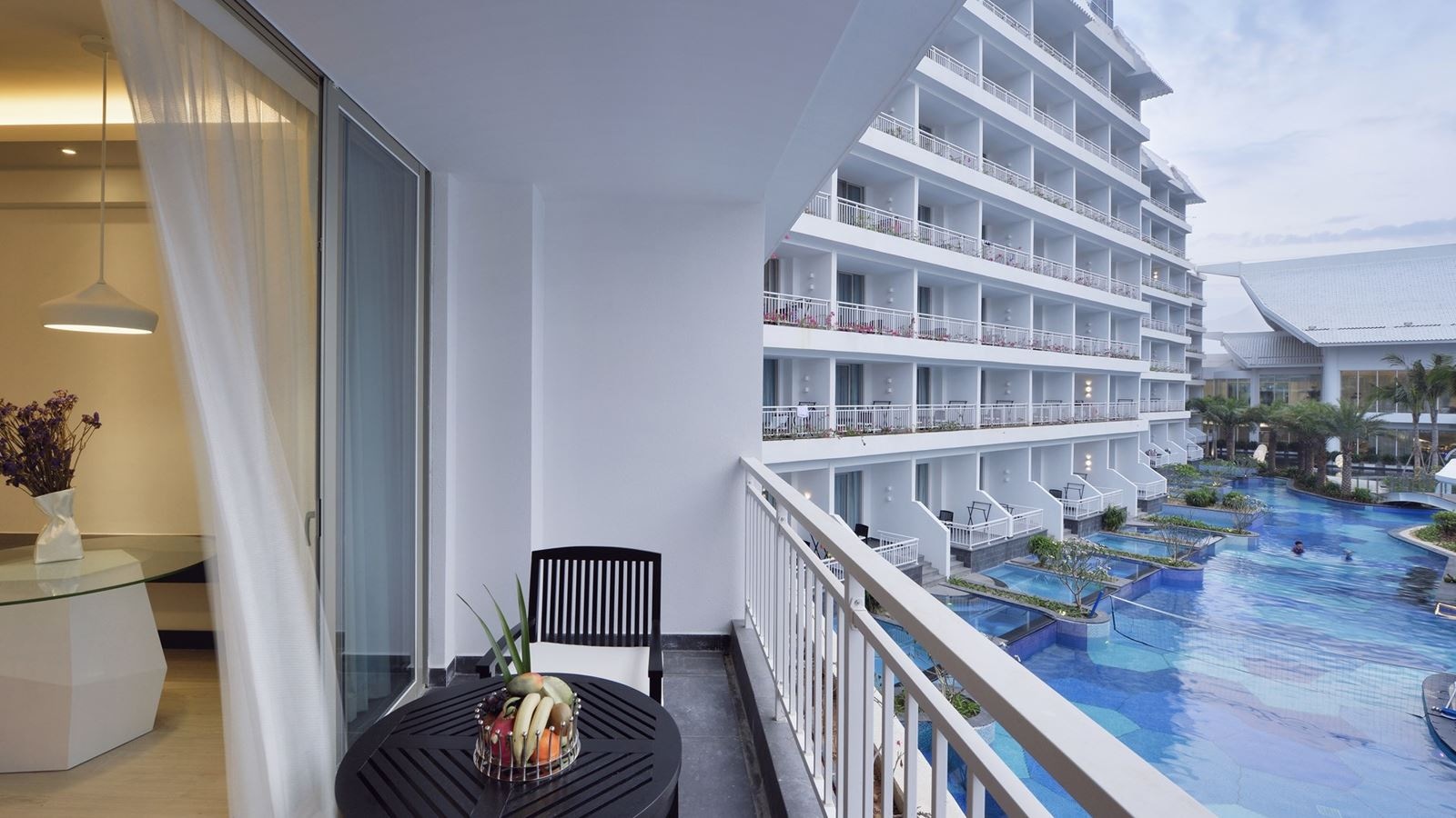 rooms-premier-pool-view-room