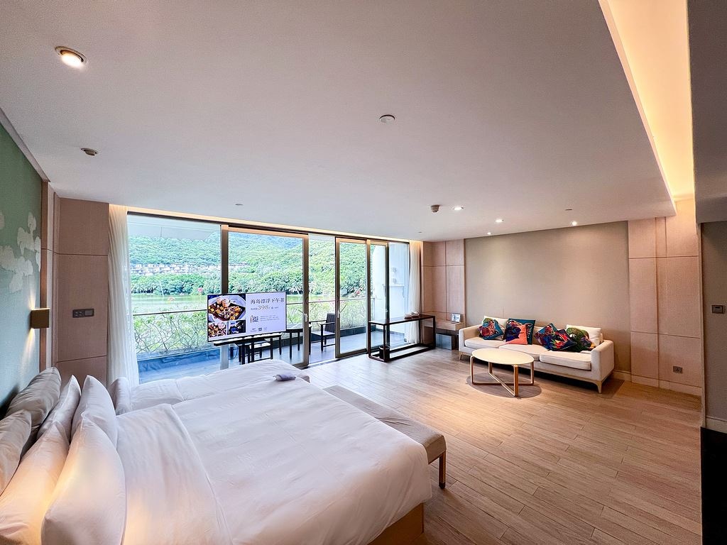 rooms-lake-view-family-room