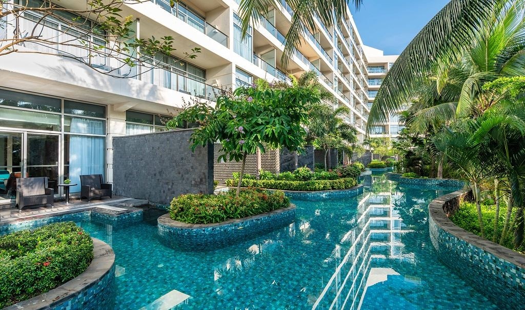 rooms-lagoon-room-with-constanttemperature-swimming-pool