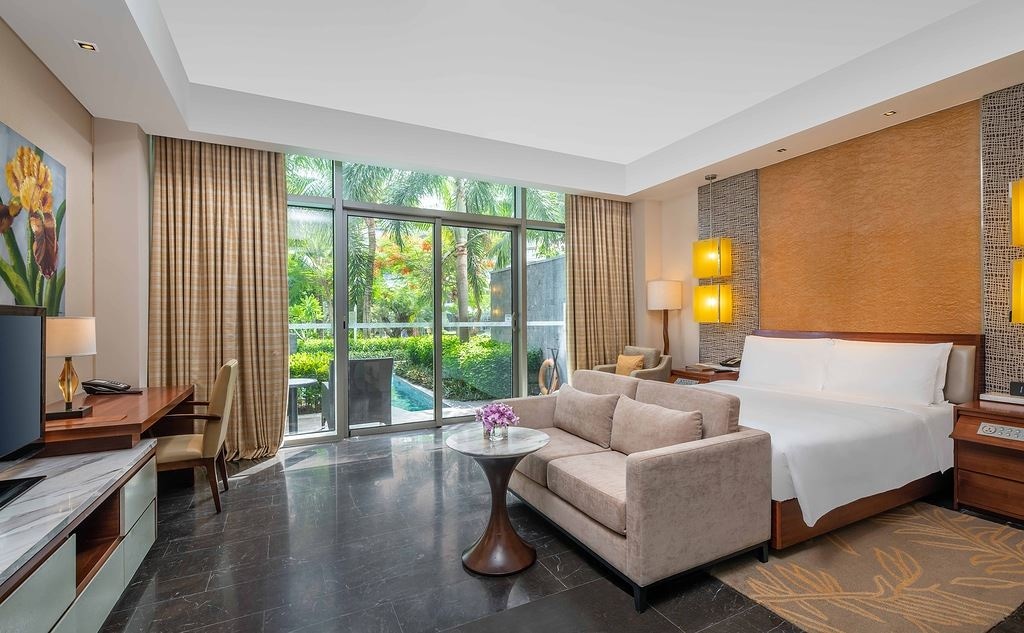 rooms-lagoon-room-with-constanttemperature-swimming-pool