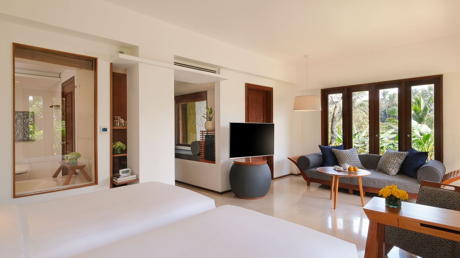 rooms-impresive-forest-corner-suite