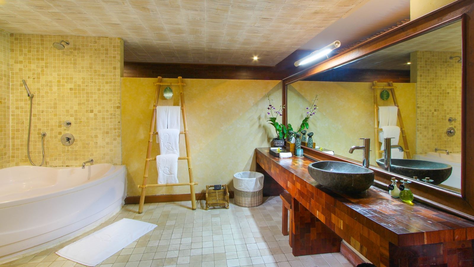 rooms-pool-view-suite