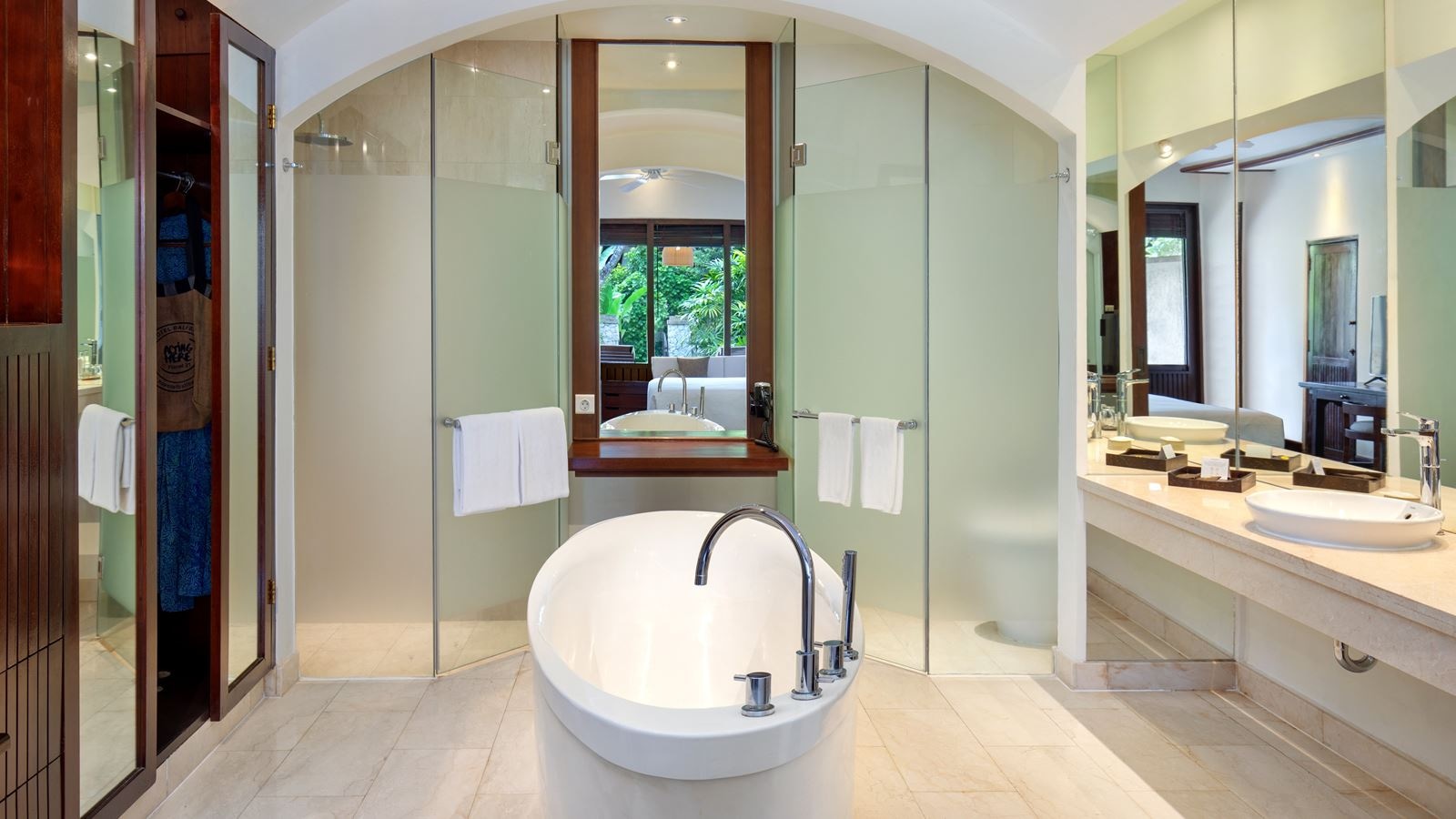 rooms-tropical-terrace-at-beach-wing