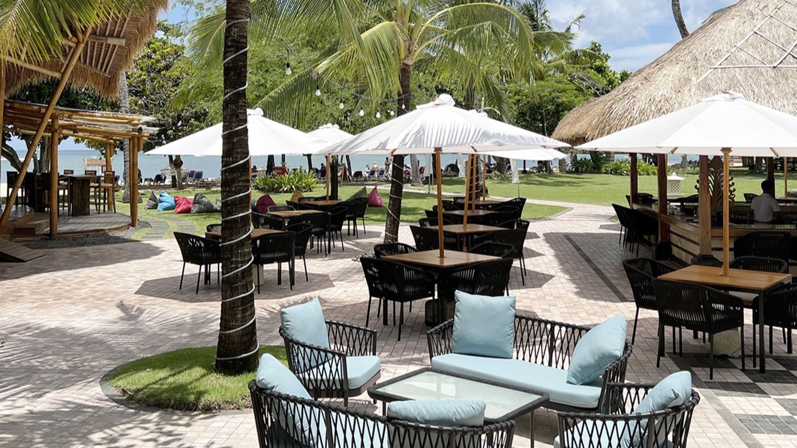 bars-chess-beach-front-bar