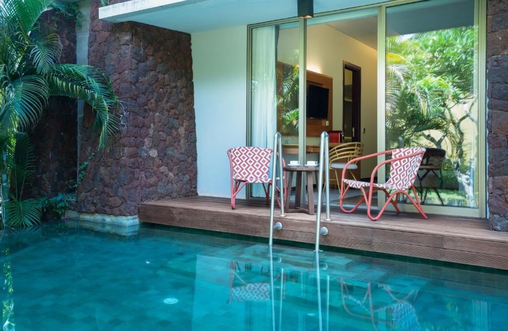 rooms-deluxe-pool-access