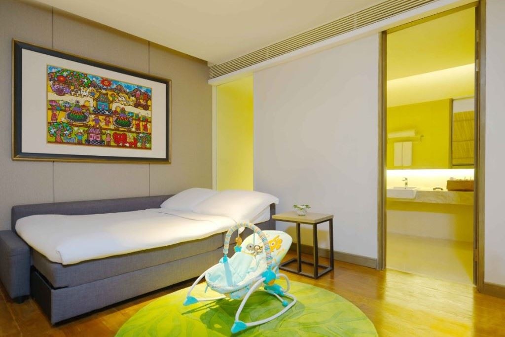 rooms-family-duplex-pool-view