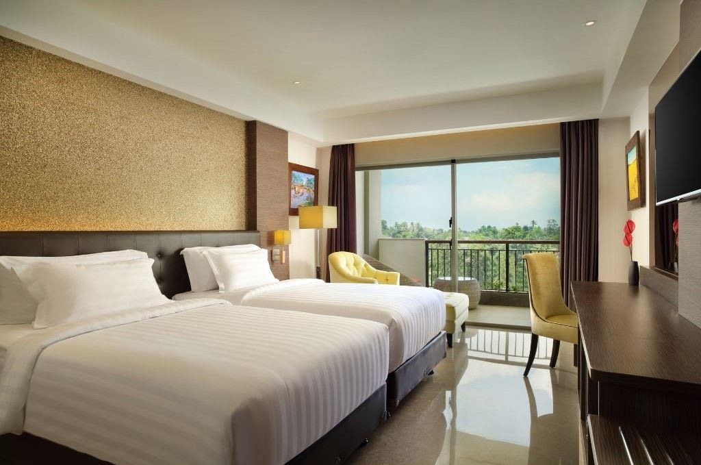 rooms-deluxe-pool-view-with-balcony