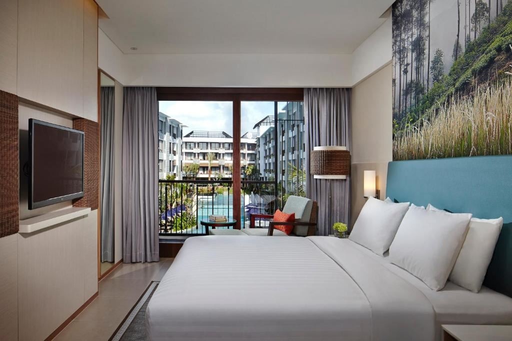 rooms-deluxe-pool-view