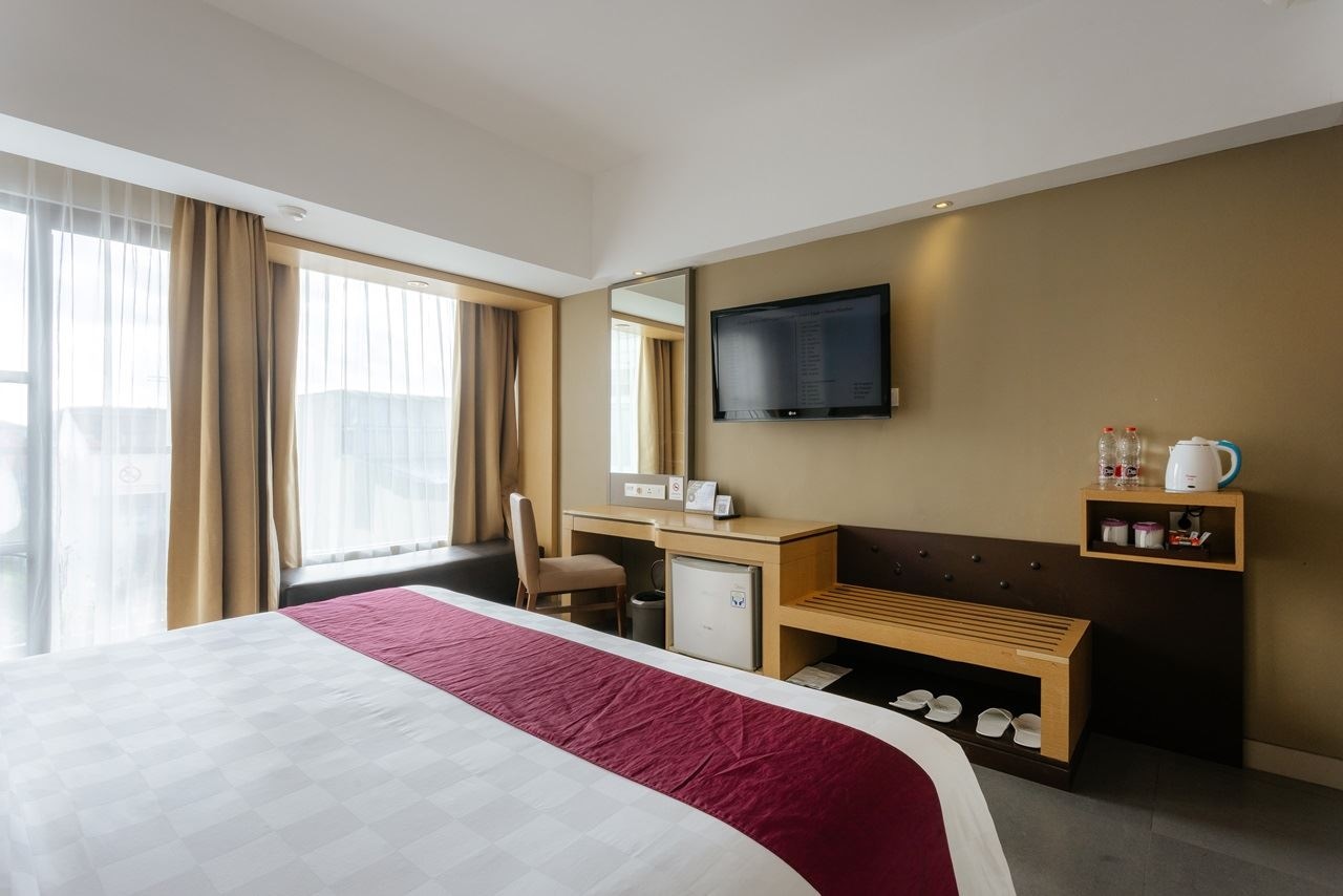 rooms-deluxe-pool-view