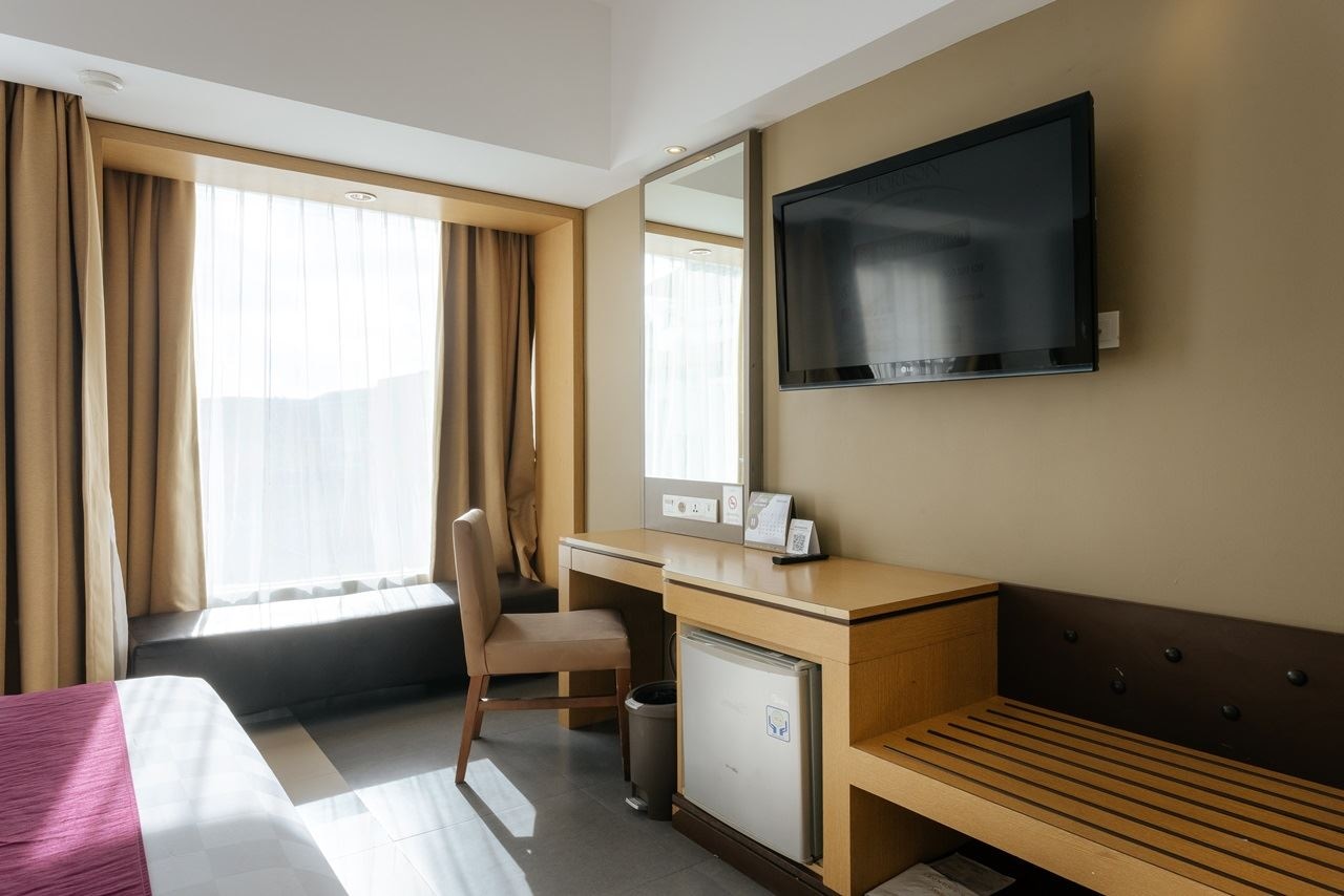 rooms-deluxe-pool-view