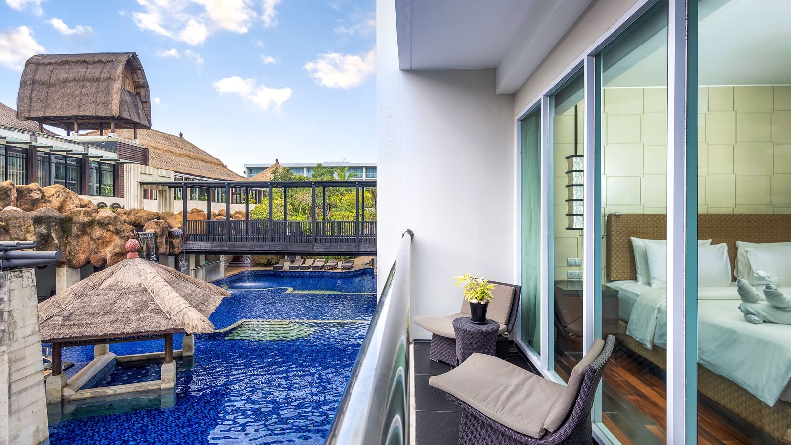 rooms-deluxe-suite-pool-view