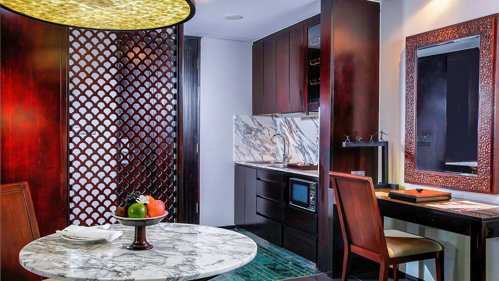 rooms-deluxe-suite-pool-view