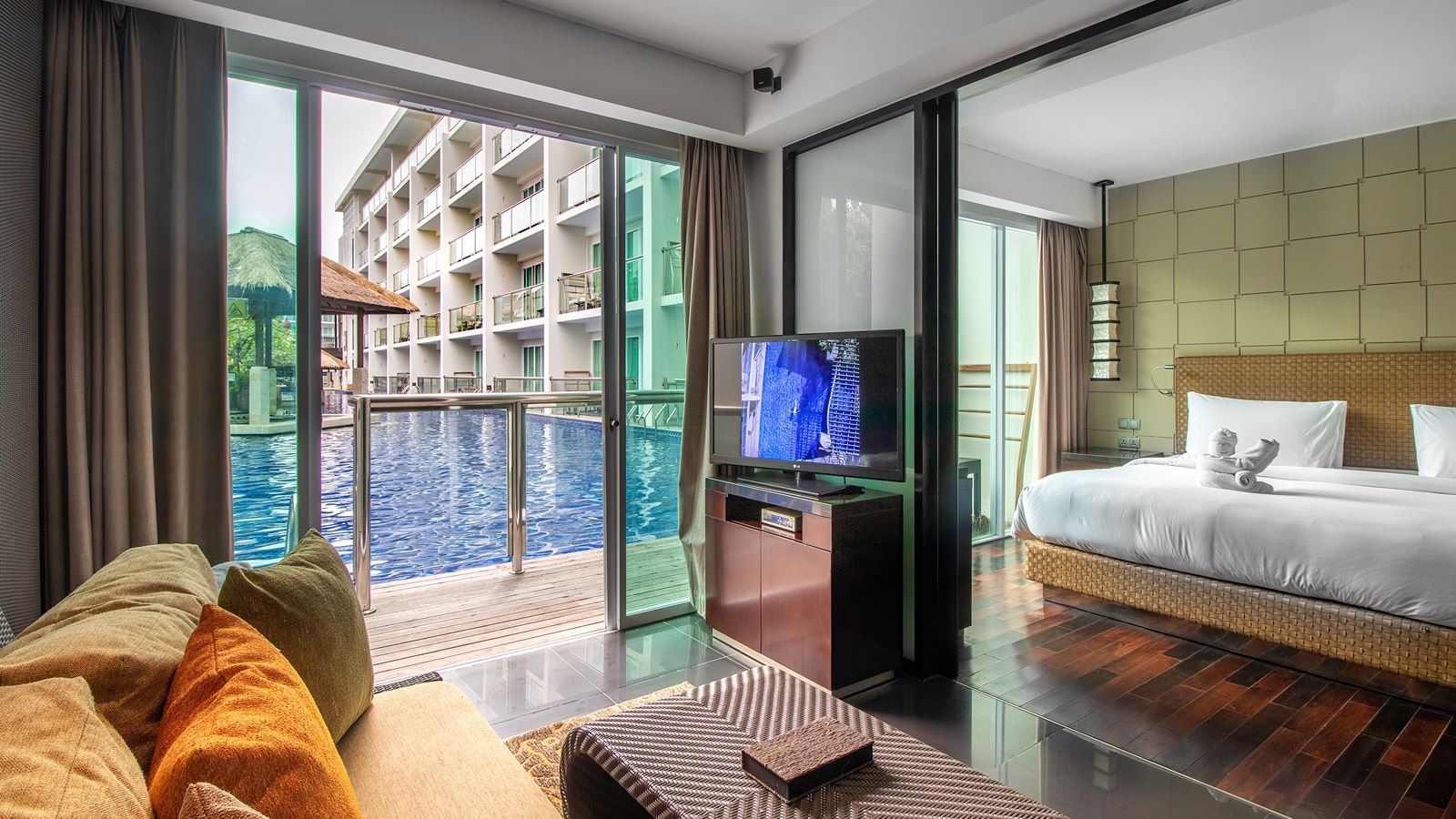 rooms-deluxe-suite-pool-access