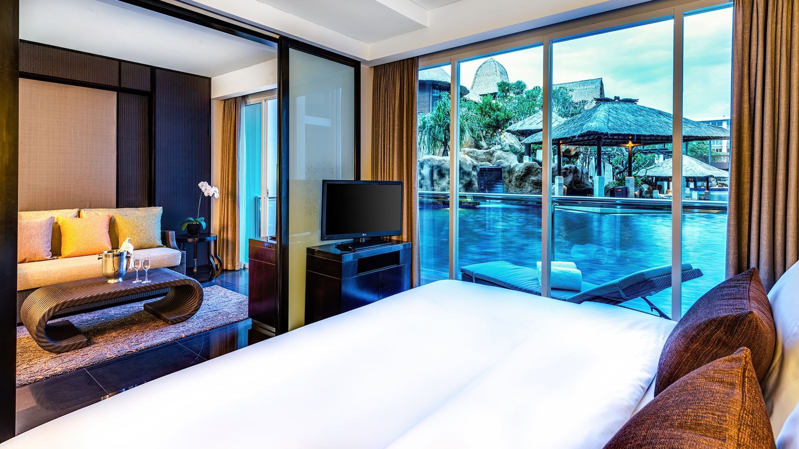 rooms-deluxe-suite-pool-access