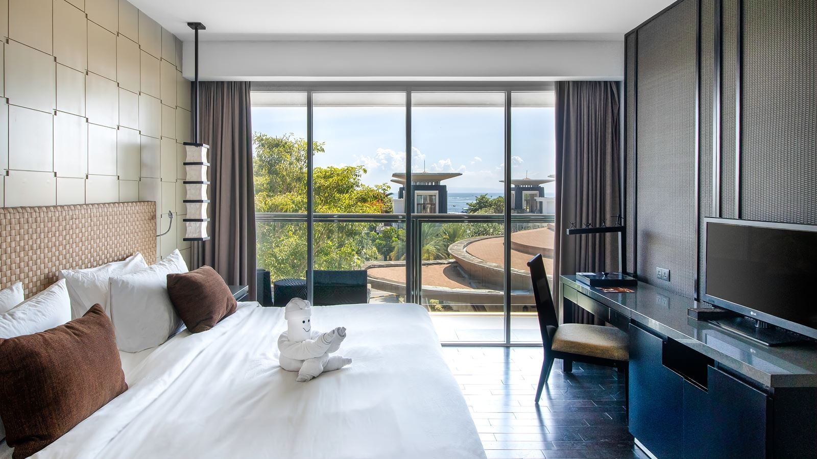 rooms-two-bedroom-suite-pool-view