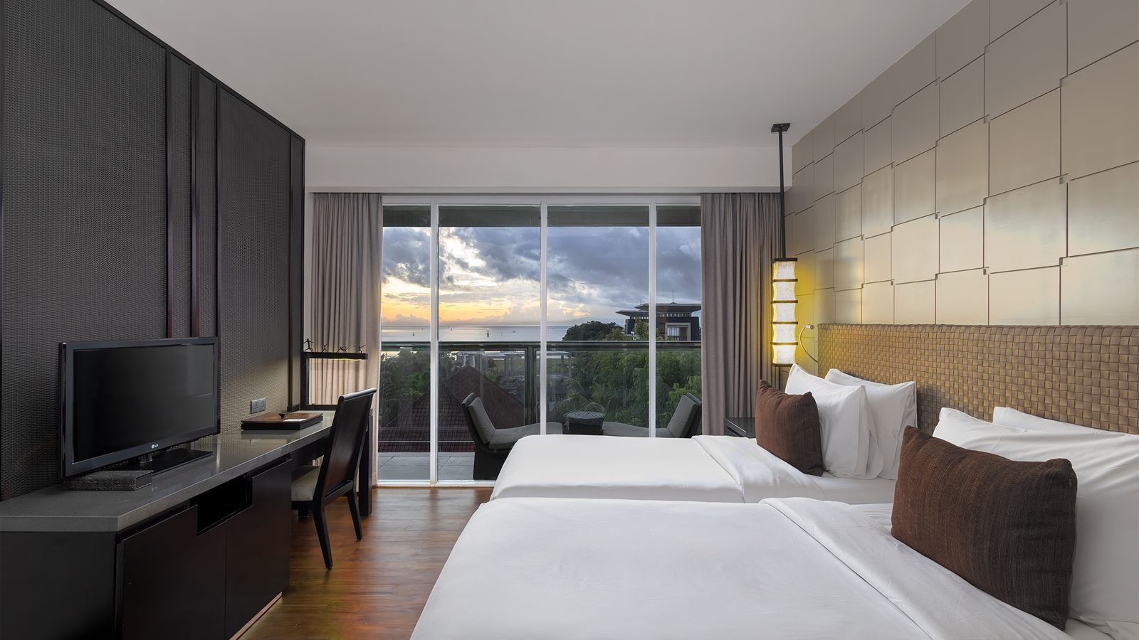 rooms-two-bedroom-suite-pool-view