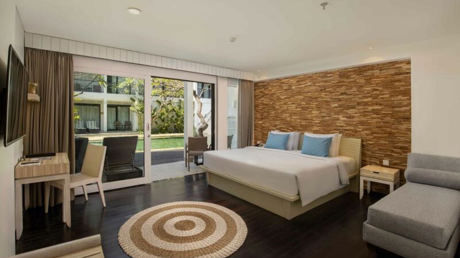 rooms-deluxe-pool-side