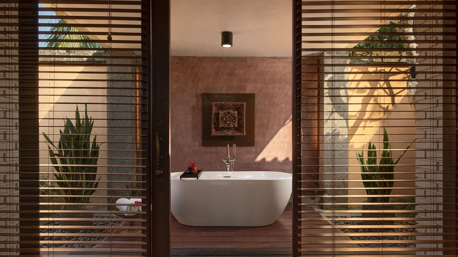 rooms-one-bedroom-club-pool-villa