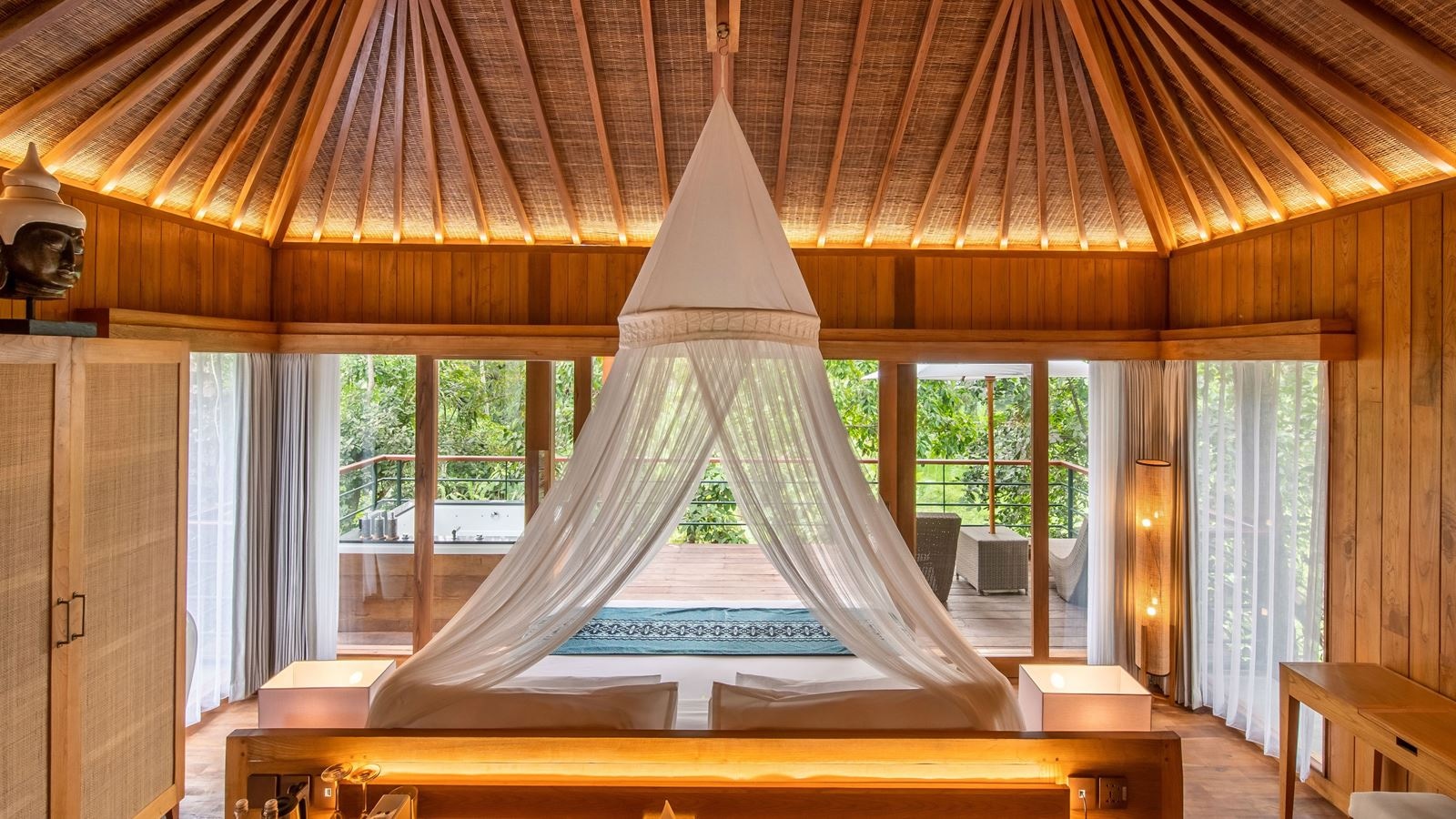 rooms-deluxe-suite-with-privare-hot-tub