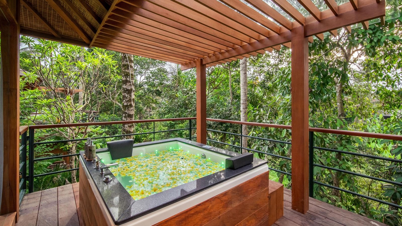 rooms-deluxe-suite-with-privare-hot-tub