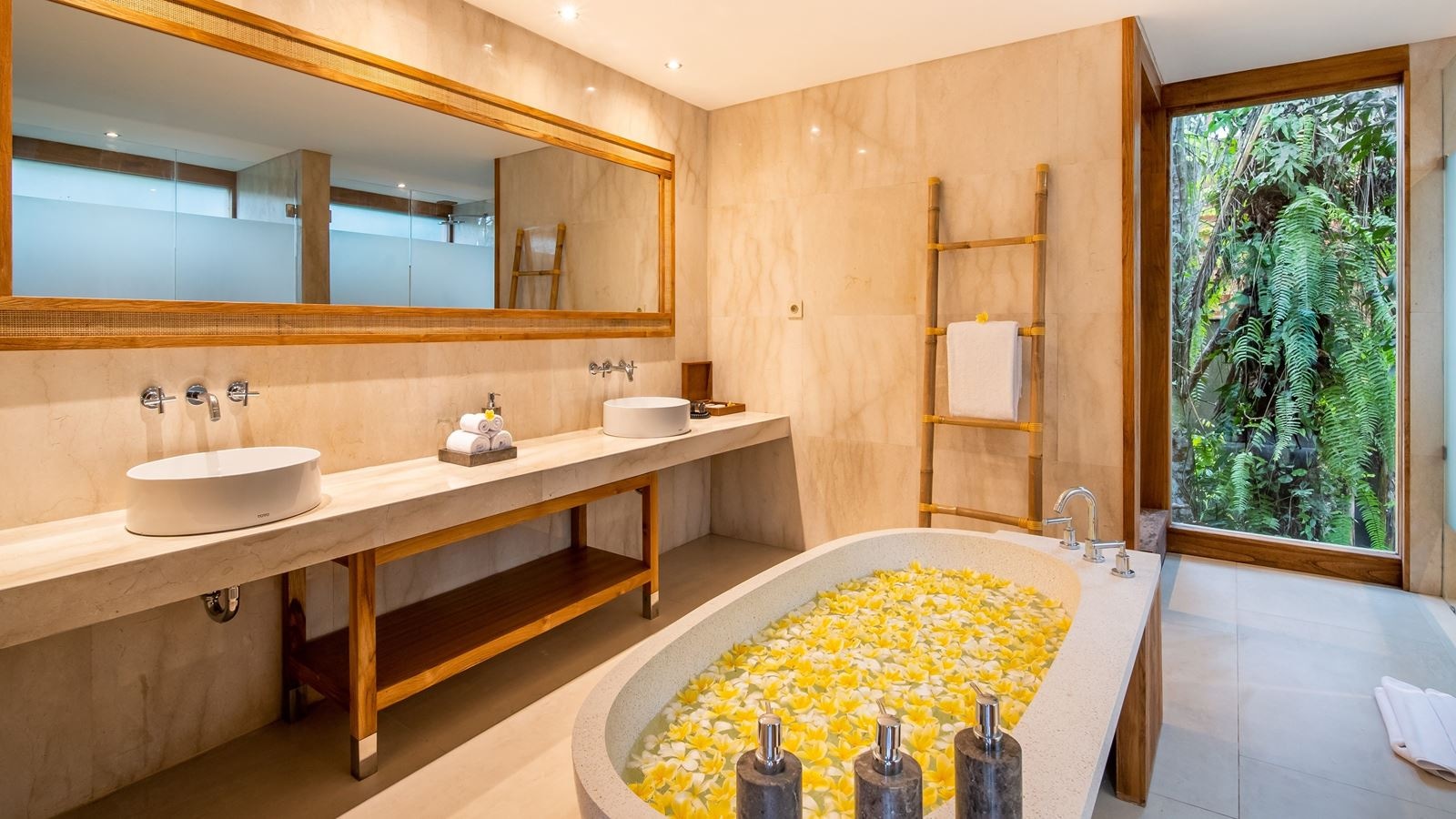 rooms-deluxe-suite-with-privare-hot-tub