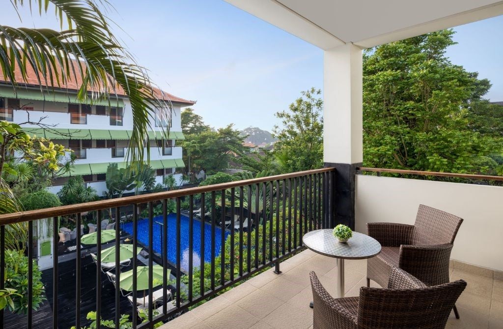 rooms-junior-suite-bacony-with-pool-view