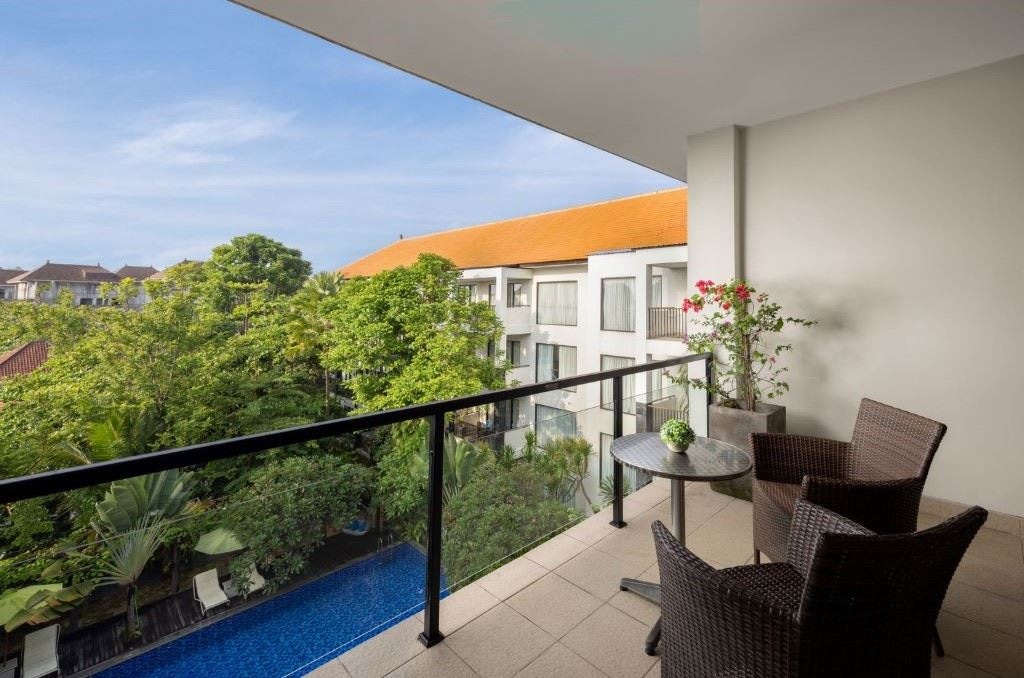 rooms-junior-suite-bacony-with-pool-view