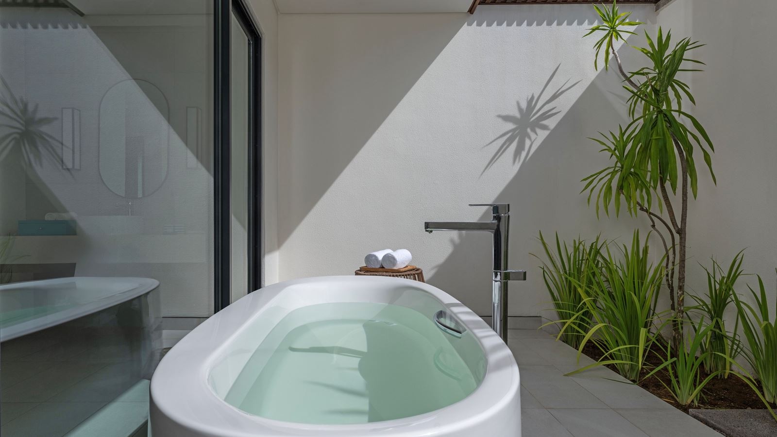 rooms-beach-view-balcony-suite